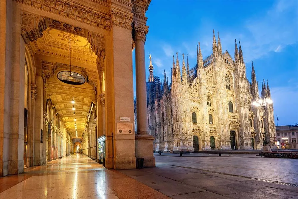 Kilátás a Dómra és a Galleria Vittorio Emanuele II bevásárlóközpontra Milánóban, kora reggel