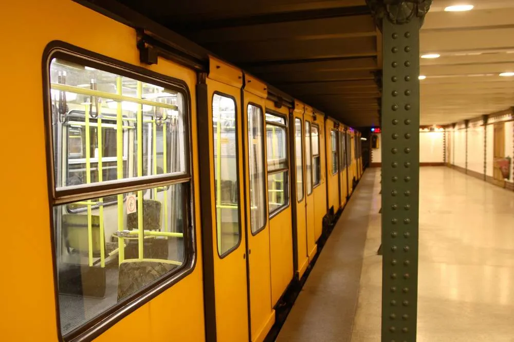 Vonat a budapesti metró peronján - Getty Images