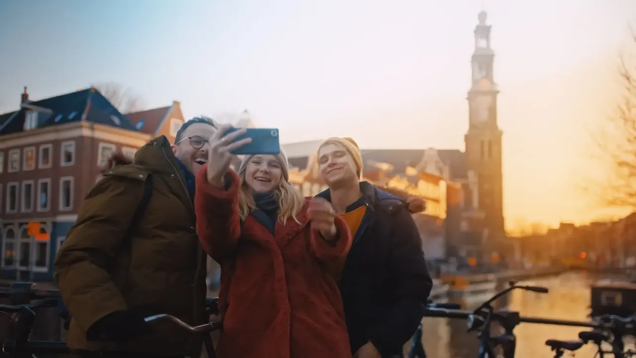 grupa przyjaciół na rowerach jesienią w Amsterdamie