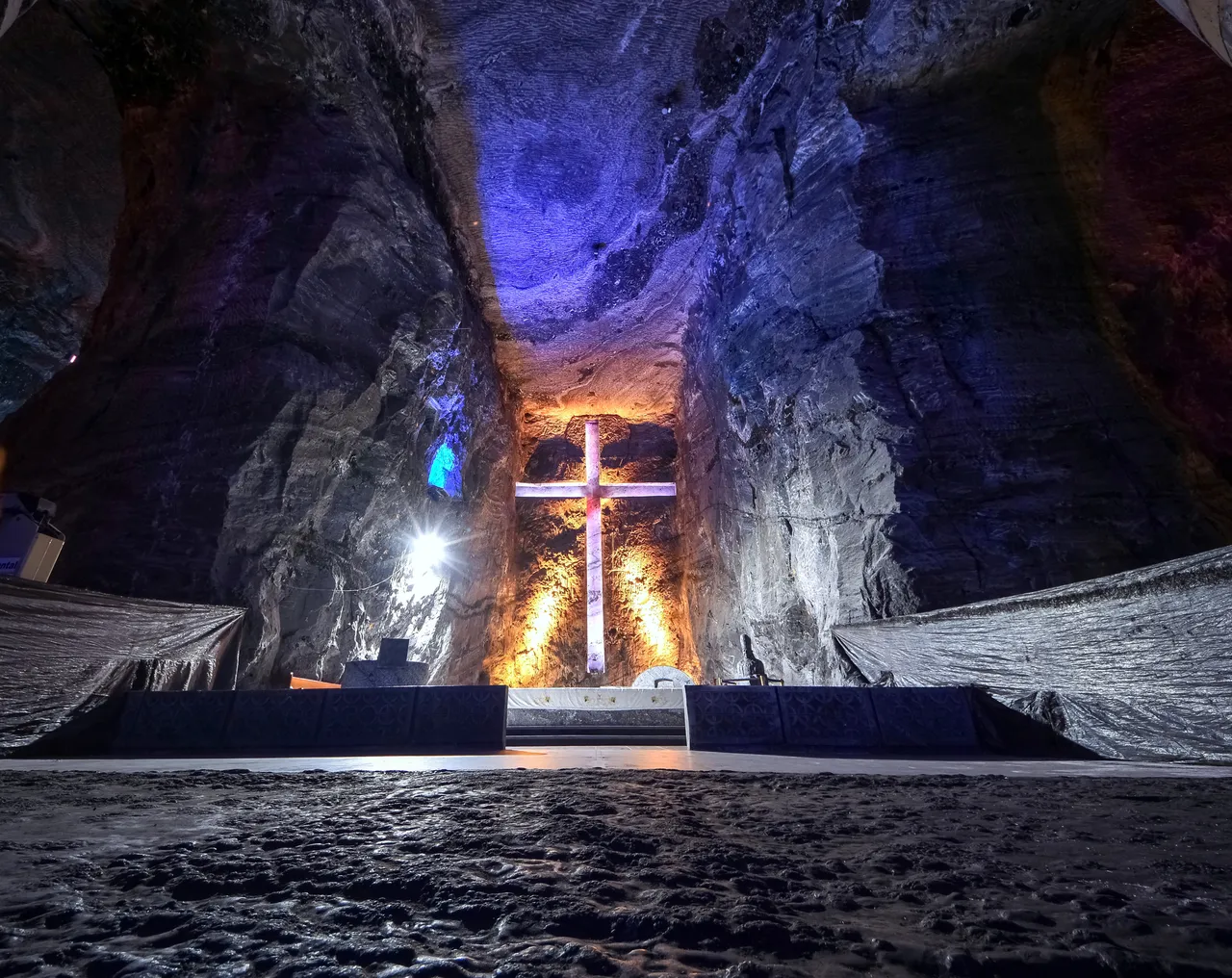 Catedrala de Sare („Catedral de Sal”), o biserică catolică subterană, construită în tunelurile unei mine de sare abandonate din Zipaquirá, departamentul Cundinamarca, Columbia