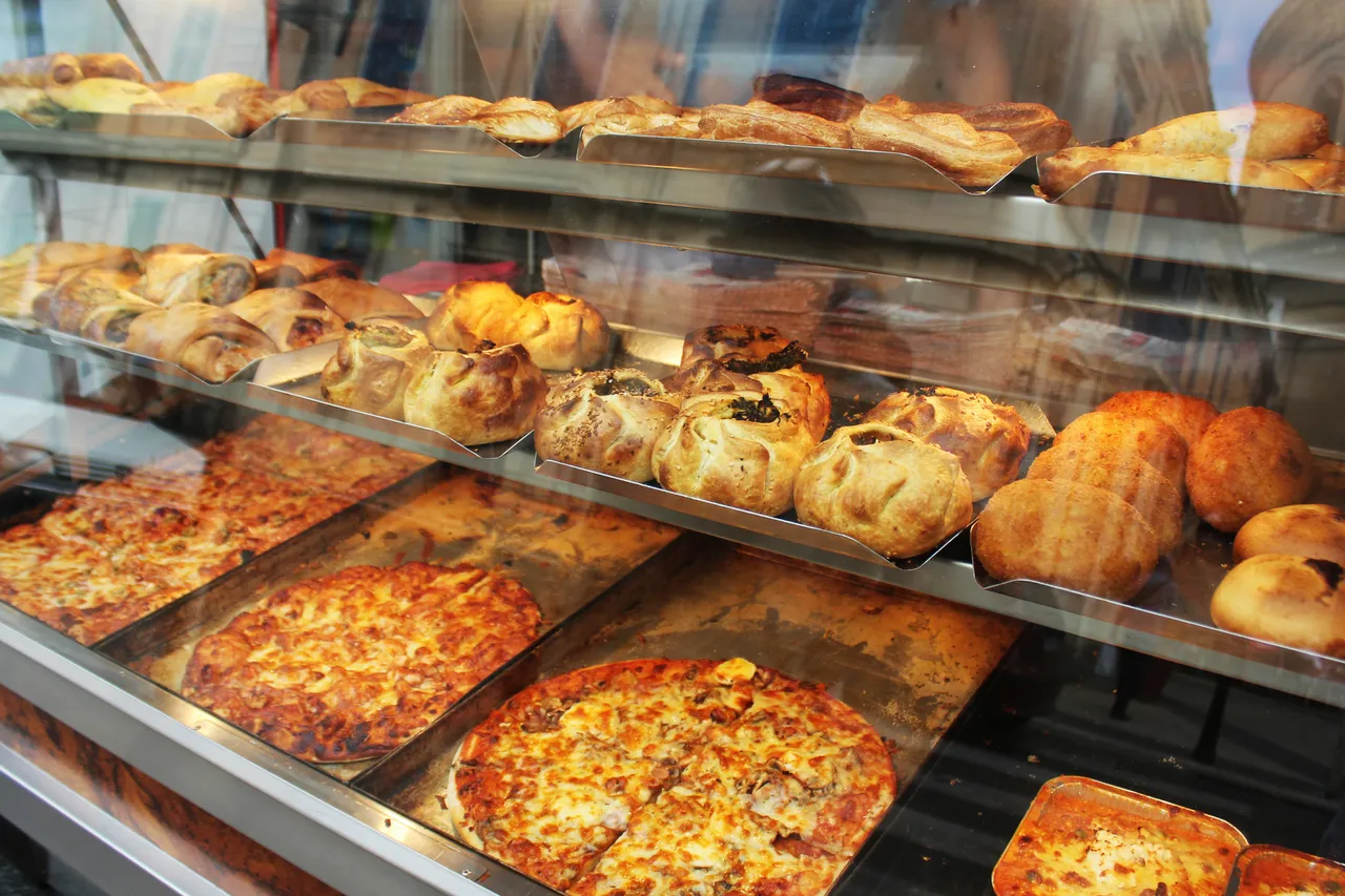 Pastelería rellena tradicional. Pastizzi frescos y aperitivos a la venta en una pastizzería