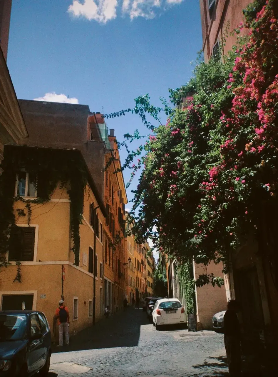 Urocze uliczki Trastevere w Rzymie, wyłożone kolorowymi budynkami, uroczymi kawiarniami i tętniącą życiem atmosferą.