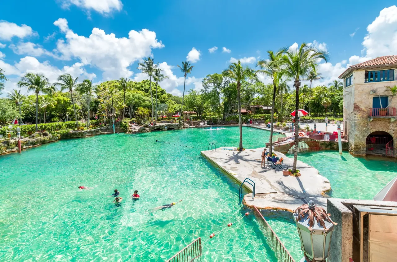 La Venetian Pool fue inaugurada en 1924 tras la reforma de una antigua cantera de coral, cuenta con 3100 m3, cascadas, cuevas, playa y un restaurante — Marco Borghini / Shutterstock