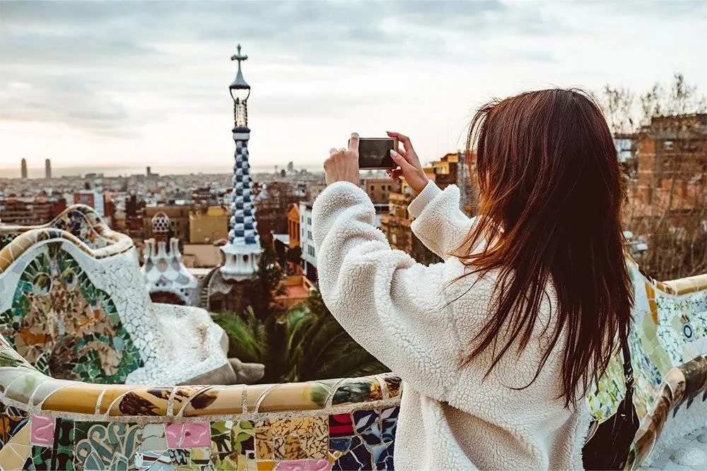 Kobieta fotografująca panoramę Barcelony