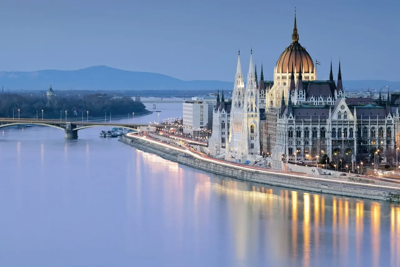 Budapešť, Maďarsko, Evropa. Budova parlamentu a řeka Dunaj za soumraku.